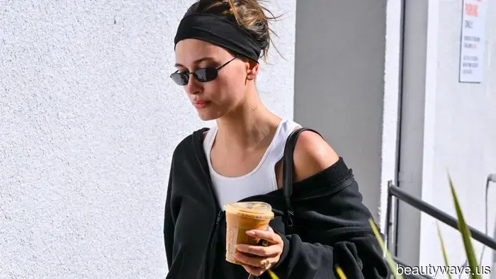 Hailey Bieber is aware that this sneaker color trend pairs perfectly with black leggings.