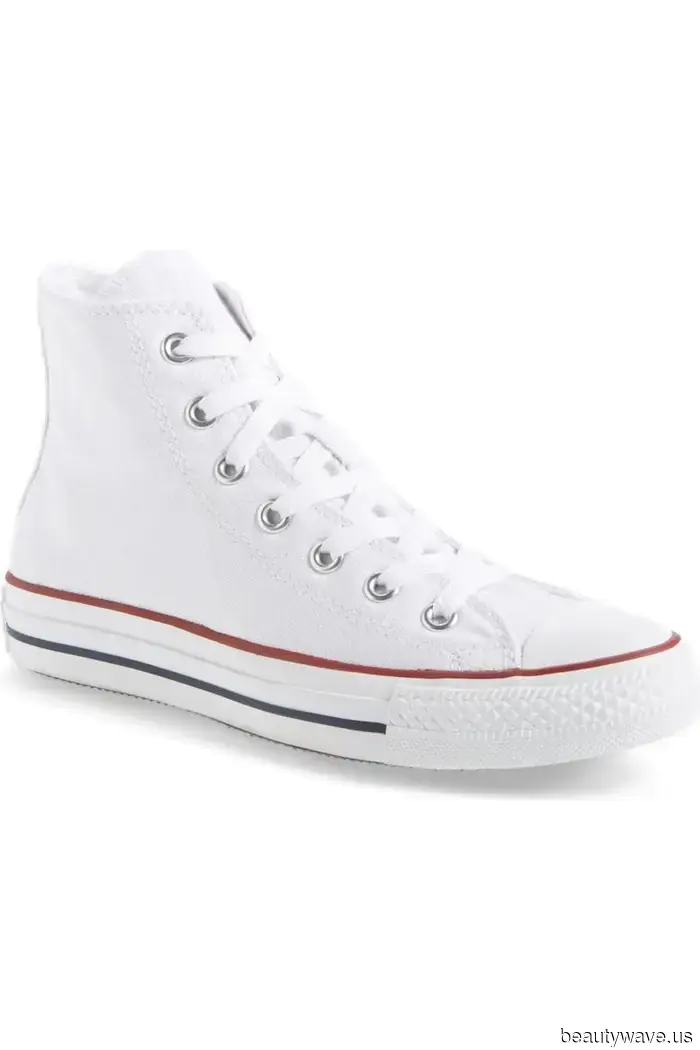 Suede Sneakers, It's Over—Fashion Enthusiasts Under 30 Are Bringing Back This "Simple" Sneaker Trend for…