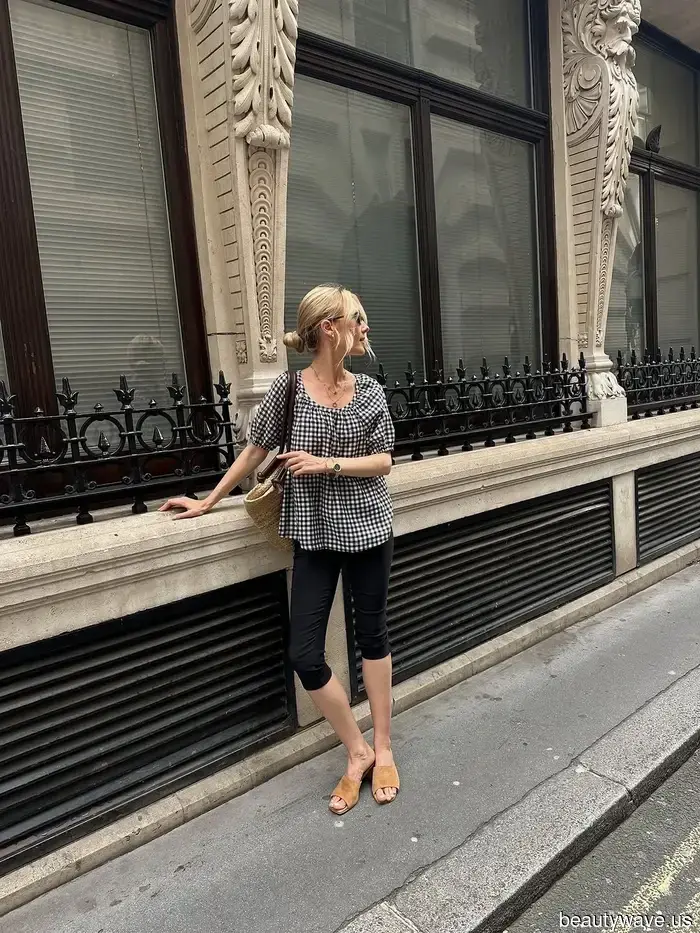 Il modo francese di abbinare i pantaloni capri neri questo autunno