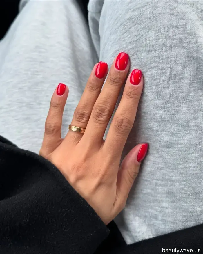 Rote Nägel sind zeitlos, aber das ist der Schlüssel, um sie diesen Sommer noch schicker aussehen zu lassen.