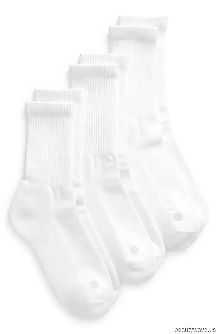 Vergiss *es* Stile: Diese Basics-Sneaker lassen schwarze Leggings cool und klassisch aussehen