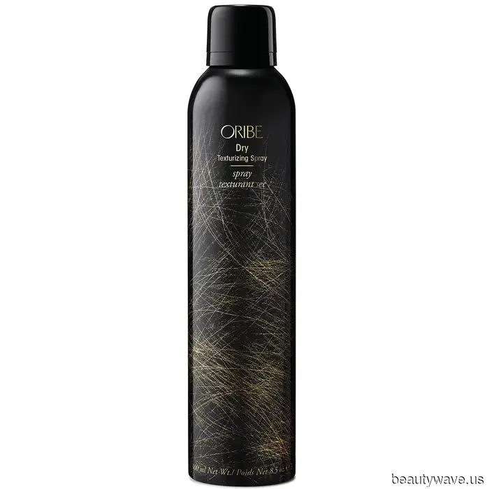 Dalle labbra macchiate di vino ai tocchi di lamé: 10 tendenze di bellezza per le festività che le persone del mondo della moda stanno salvando da mesi