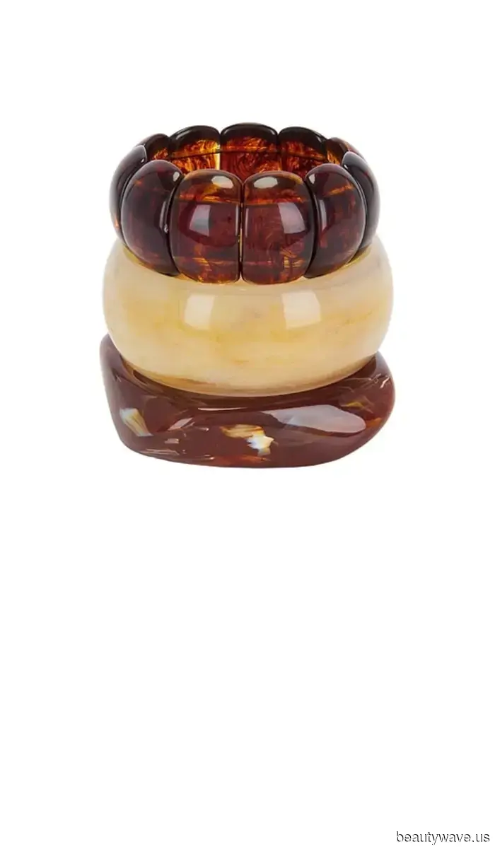 Modeleute in Paris werden ihre Jeans mit diesem offensichtlichen Oberbekleidungsstück im Herbst stylen.