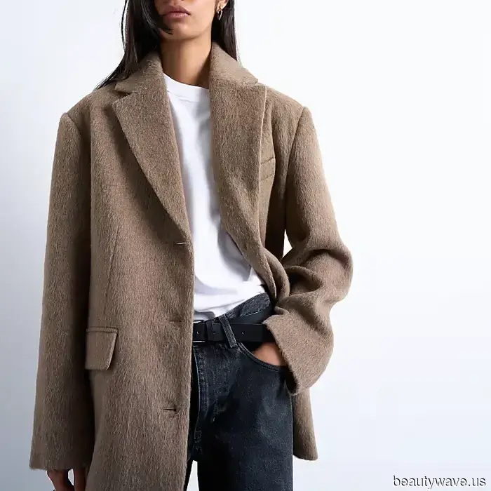 5 Ways Minimalists Are Styling Their Favorite Jeans at the Moment