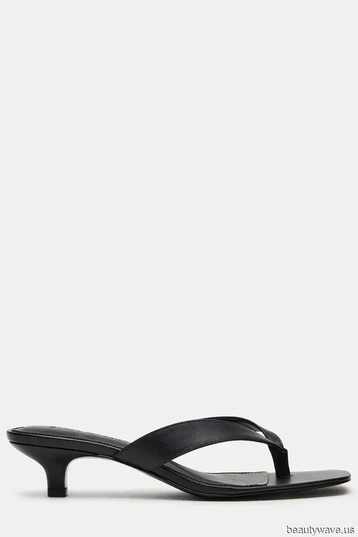 Forget about fleeces and hoodies—this is the must-have jacket for pairing with simple leggings.