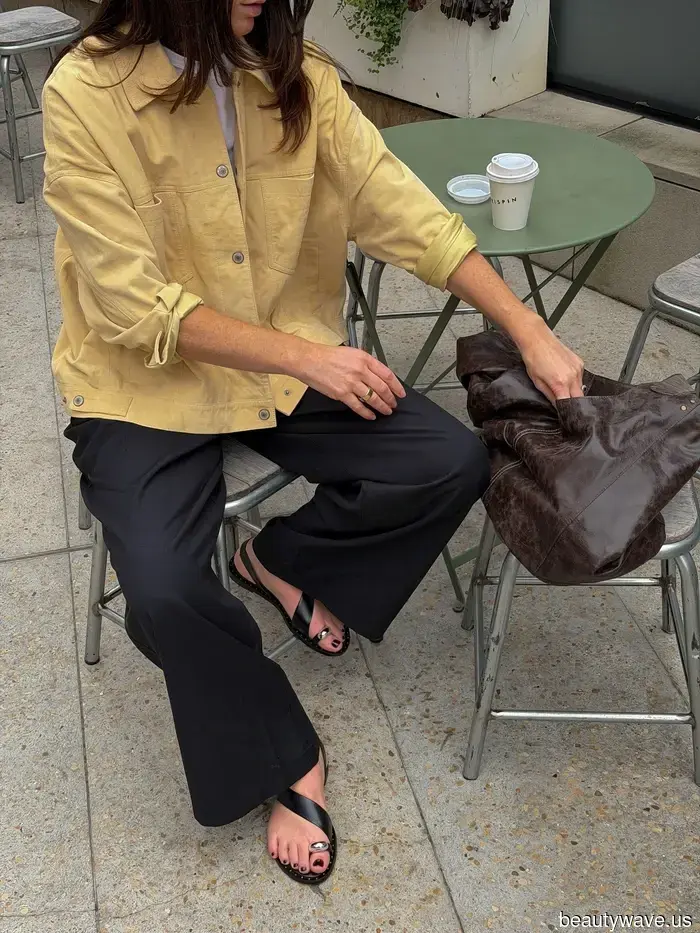 L'ho trovato&mdash;La tendenza delle sandali dall'aspetto costoso che le donne eleganti indossano ora con pantaloni corti e vestiti
