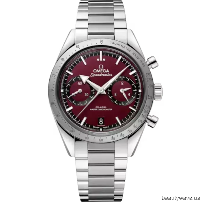 The resurgence of the oversized watch has officially started—and Dua Lipa is fully embracing it.