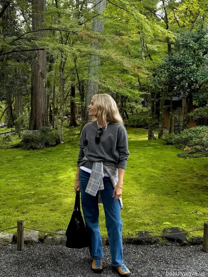 Halten Sie die Stiefel und Loafers&mdash;Jeder mit gutem Geschmack trägt stattdessen minimalistische Outfits mit Turnschuhen.