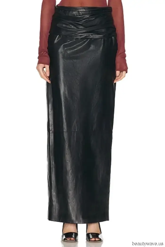 This Is the Skirt Style Editors Consistently Don During Winter Fashion Events.