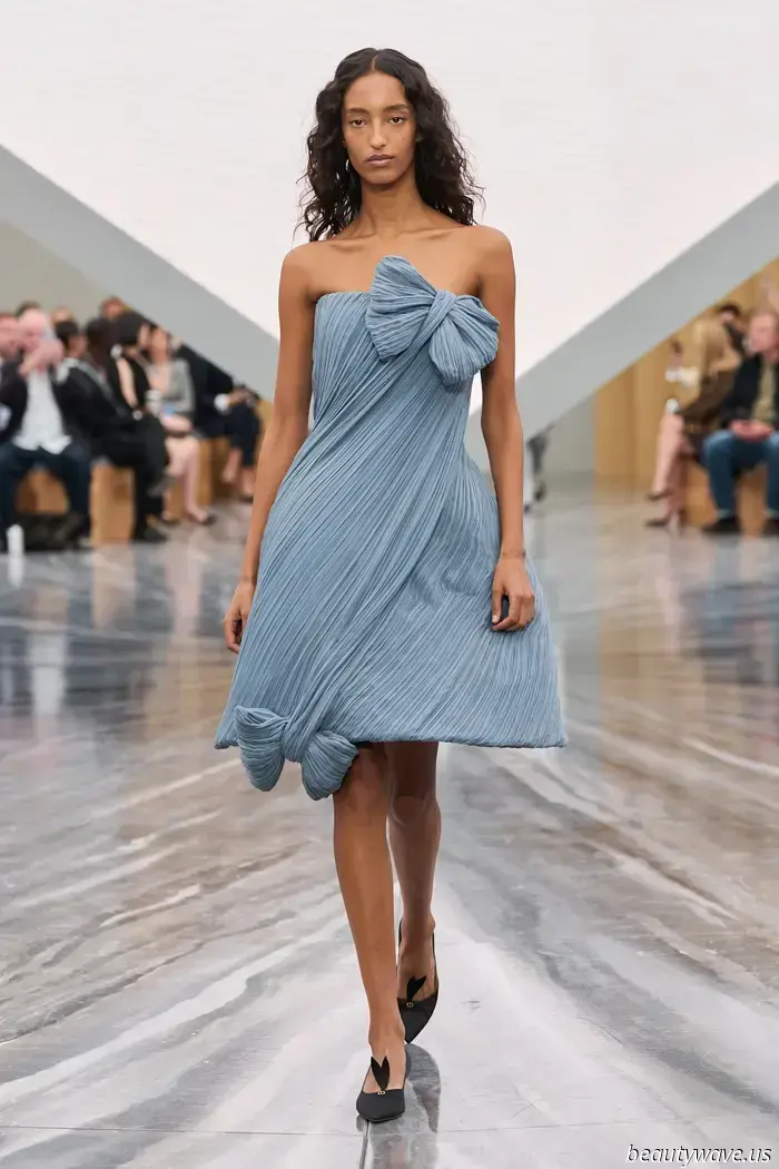 Chaquetas Bar reducidas, sombreros escultóricos y un gran paisaje de fantasía: Jonathan Anderson inicia un nuevo capítulo en Dior.