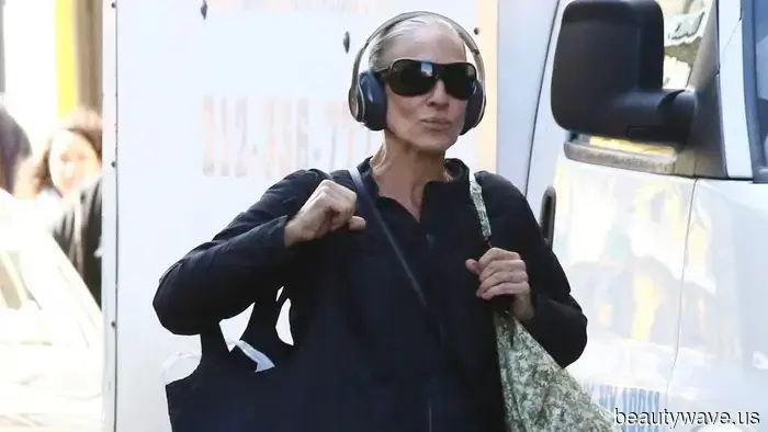 SJP Recently Wore Jeans with a Shoe Trend That Carrie Bradshaw Would Never Choose.