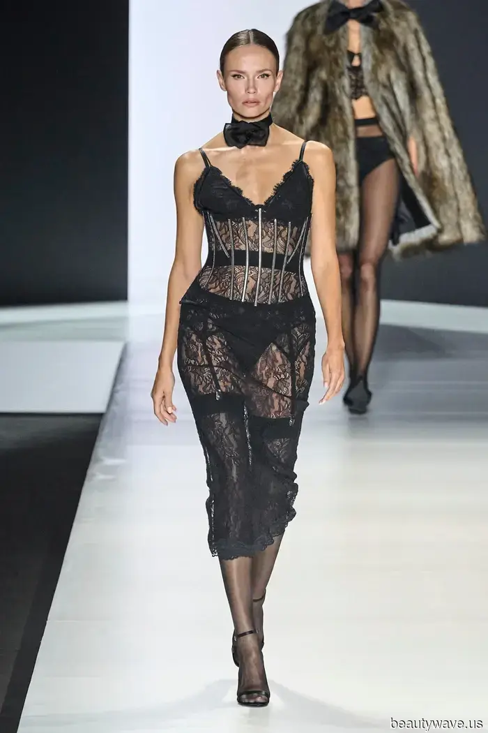 Laura Harrier ha indossato un vestito trasparente che metteva in mostra il perizoma al dopo-festa del Gala del Museo dell'Accademia.