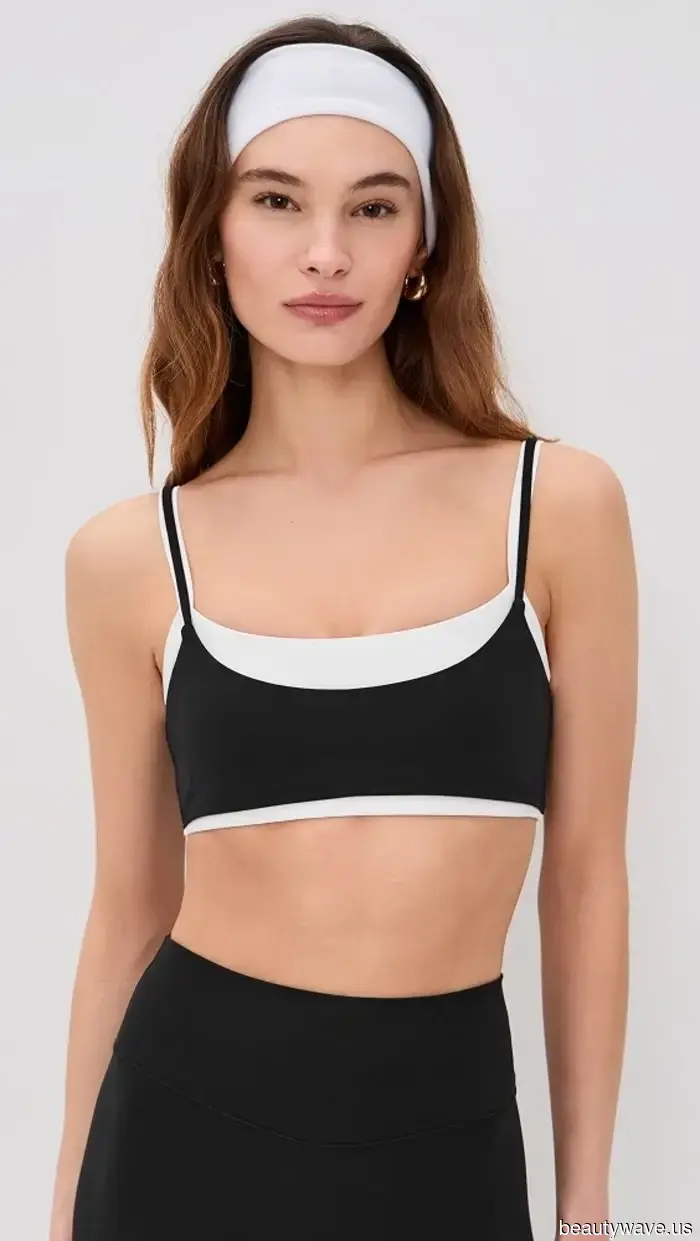 Überall, wo ich 2026 hinschaue, tragen coole Mädchen diesen BH-Top-Trend mit Leggings.