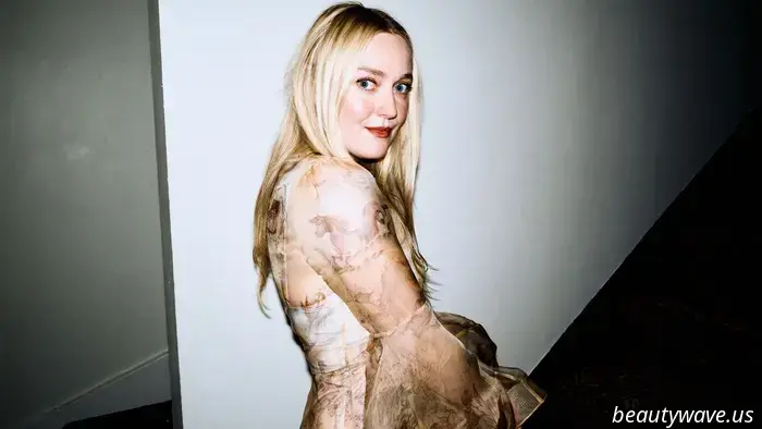 Soft Elegance is in vogue—Dakota Fanning resembles a figure from a Pre-Raphaelite painting in this dress.