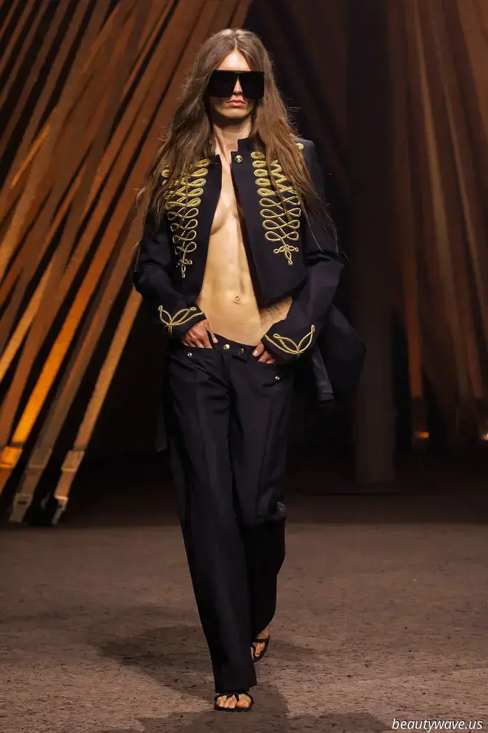 Korsetts, Fransen und jede Menge tiefsitzende Hosen: Alexander McQueen interpretiert die Uniform neu