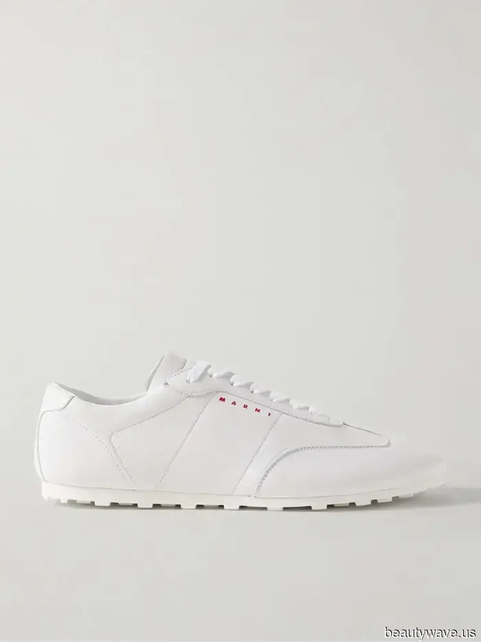 Jennifer Aniston trug gerade weit geschnittene Jeans mit den einzigen Sneakers, die niemals Gefahr laufen, aus der Mode zu kommen.