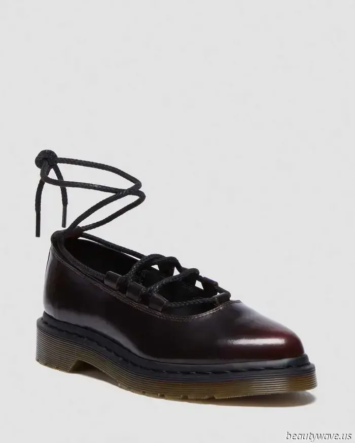 Una persona della Gen Z esperta di moda mi ha appena detto di evitare i semplici mocassini e di privilegiare invece questa elegante tendenza per l'autunno.