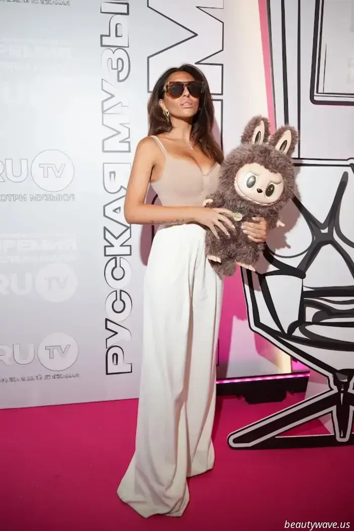 Lucy Pylaeva and the giant Labubu: a new level of fashionable irony on RU.TV 2025