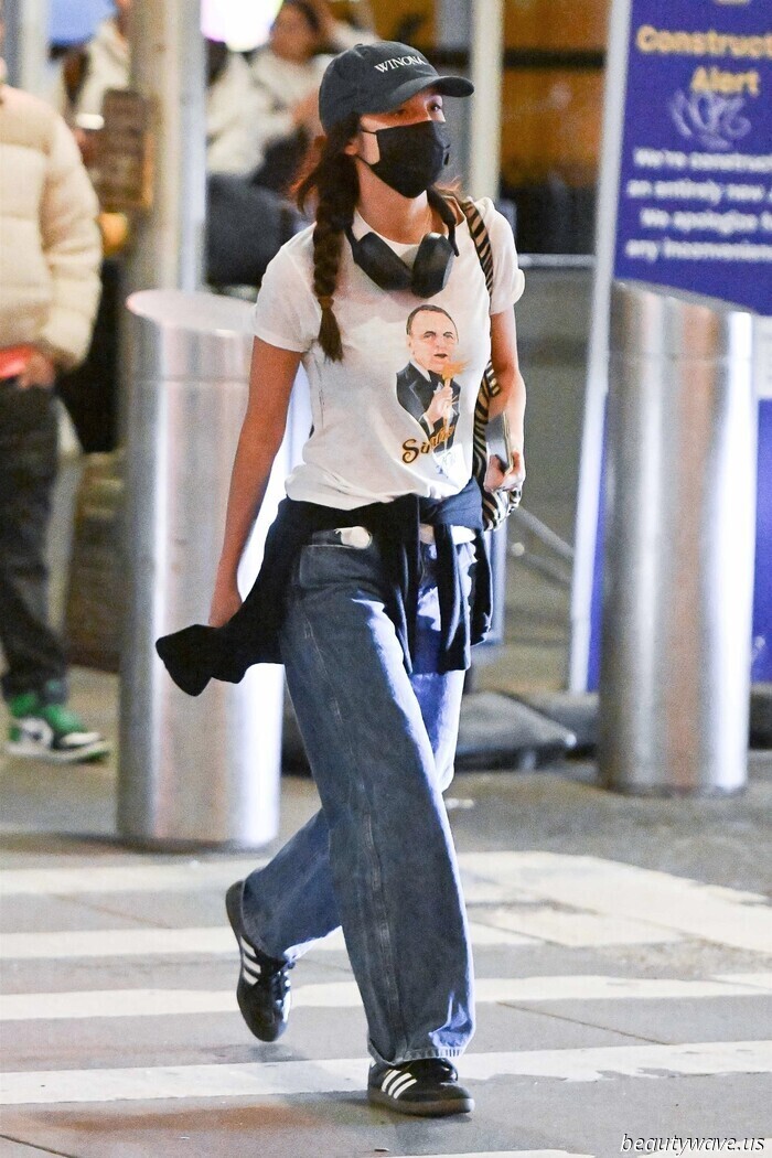 Not Skinny, Not Wide-Leg—The Unique Denim Style Frequent Travelers Often Choose to Wear at the Airport with Sneakers.