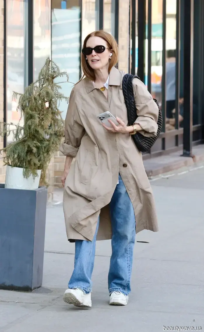 Promis in ihren 60ern stylen Jeans mit diesem einen Sneaker-Farbtrend.