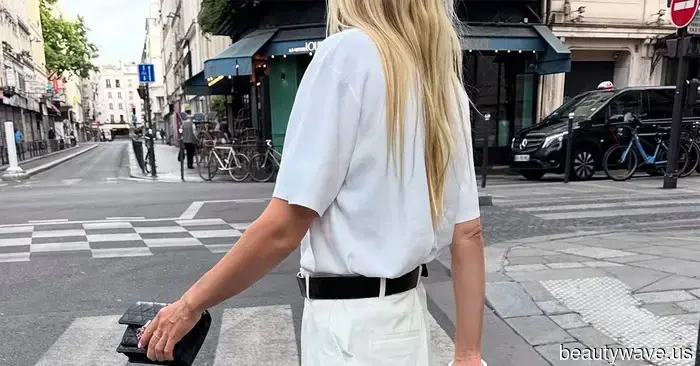 I flip-flop sono chic con i jeans, ma le persone alla moda li indossano anche con questa tendenza dei pantaloni.