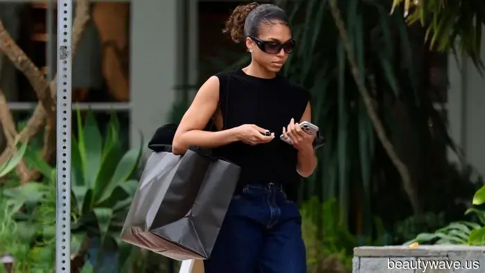 Sostén las Chanclas Negras&mdash;Usar este color de zapato con jeans de lavado oscuro te dará más cumplidos