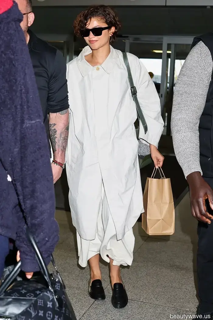 Zendaya non indossa leggings e sneakers in aeroporto&mdash;indossa questa tendenza delle gonne con le ballerine.