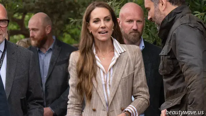 Kate Middleton acaba de abandonar sus pantalones de pierna ancha característicos por este par en contra de la moda