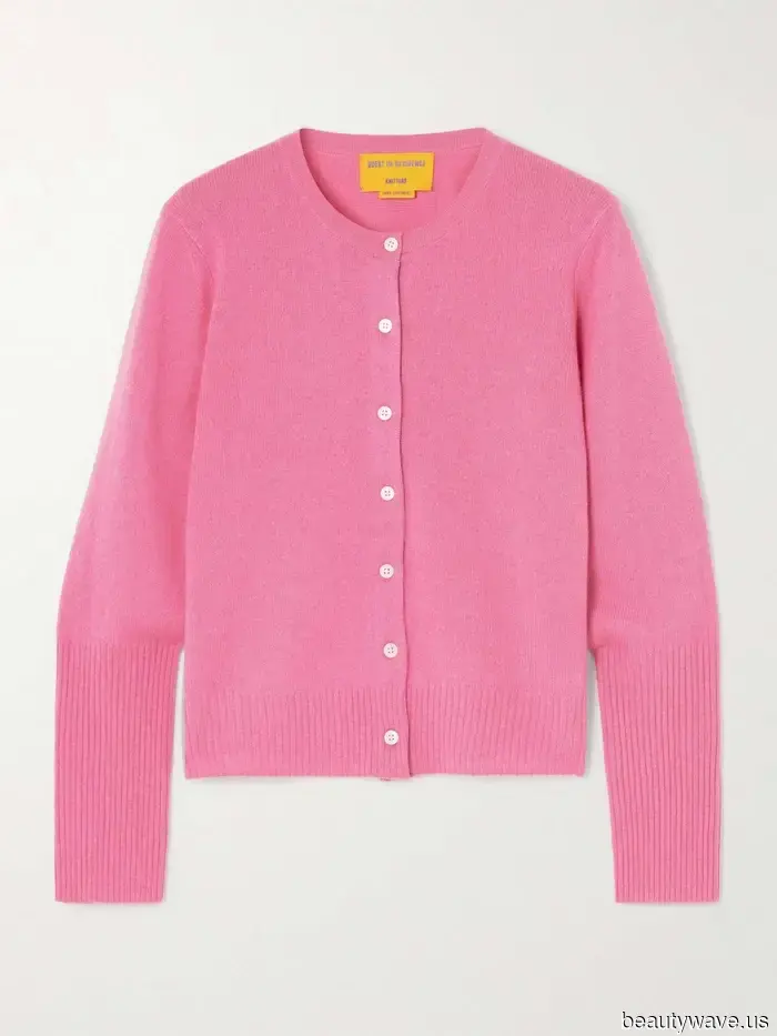 Forget about beige and black—fashion enthusiasts are currently pairing their jeans with this surprising knitwear trend.