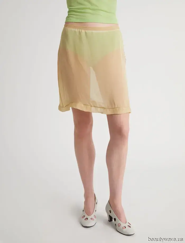 A L.A., ogni persona del mondo della moda indossa queste tendenze di gonne per sembrare alla moda e attuale.