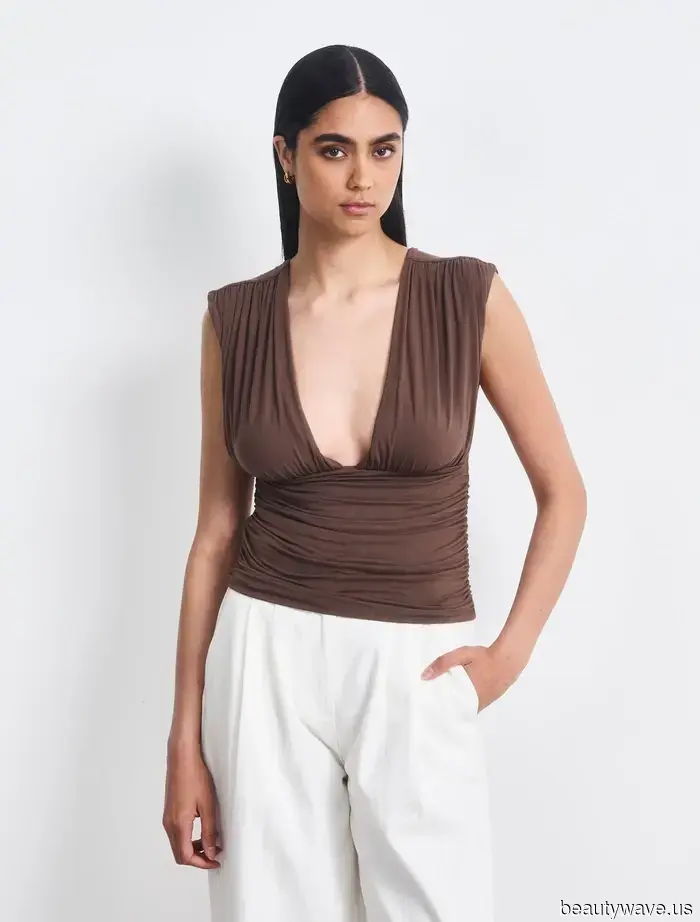 Se sei bloccato in un outfit monotono, ecco 7 look facili che le persone di moda indossano al pub quest'estate.