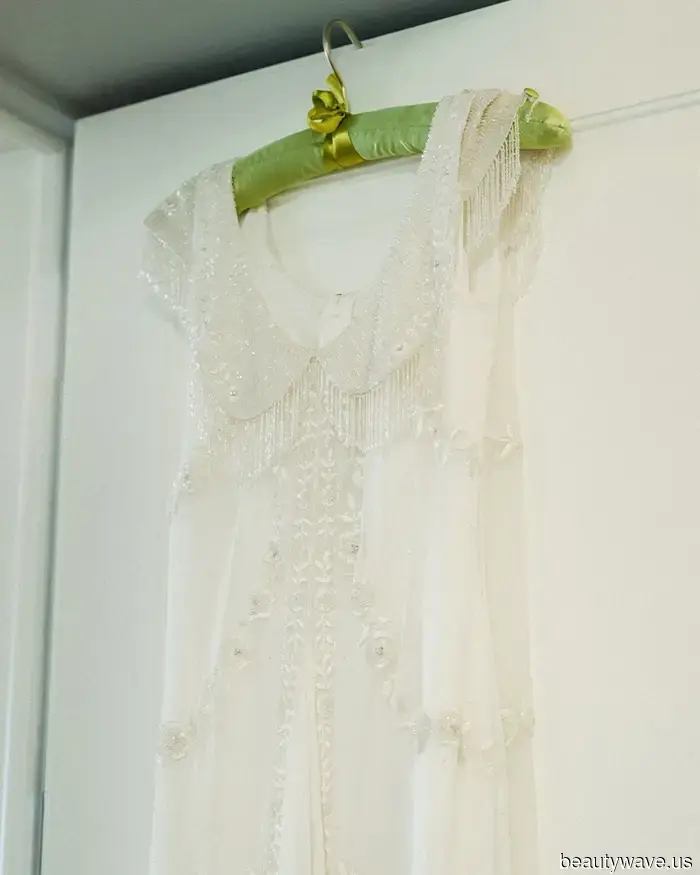 Questa sposa stilista ha indossato un abito da sposa ispirato al vestito di Audrey Hepburn in My Fair Lady.