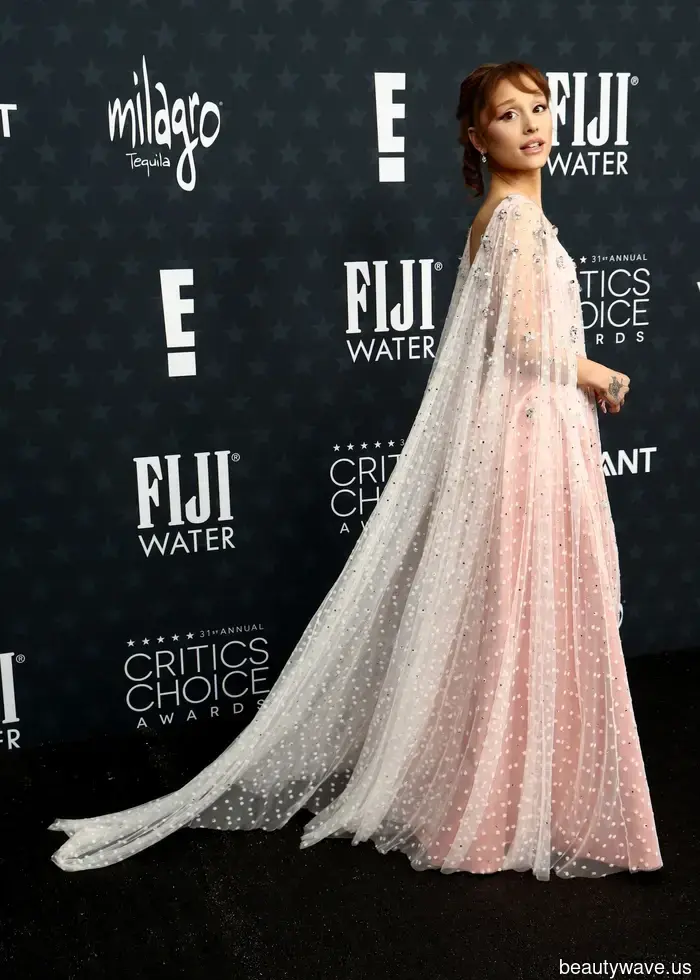 Nur Modeinsider würden Ariana Grandes Referenz auf den roten Teppich von 1969 bemerken.