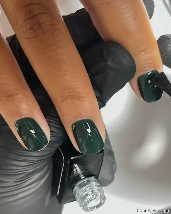 Algunos colores de uñas de otoño se sienten cansados, así que estoy eligiendo una de estas 4 alternativas atemporales para mi próxima manicura.