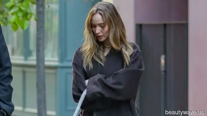 Non ballerine&mdash;Jennifer Lawrence ha appena abbinato il suo LBD a una scarpa ancora più elegante