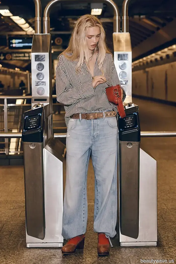 The Distinctive Style That Everyone Fashionable in NYC Will Adopt When Pairing Boots with Jeans This Fall