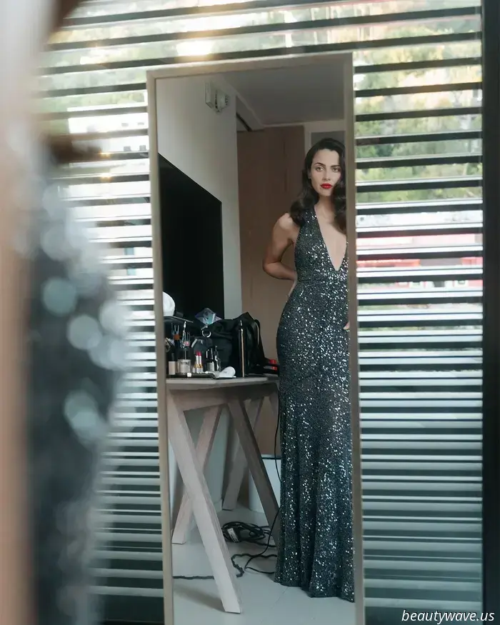 Il look di Lydia Peckham alla première di Norimberga è una lettera d'amore al vecchio Hollywood.