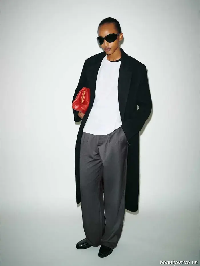 Indeed, loafers pair nicely with trousers, but Parisians understand that they look even more stylish with jeans—these outfits illustrate that perfectly.