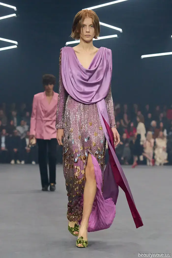 Alessandro Michele bringt sanfte Eleganz und zarte Romantik für Valentinos Frühjahr 2026