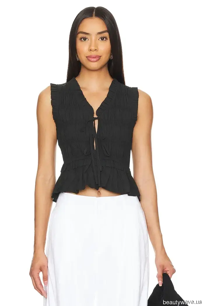 Menschen verzichten auf schlichte weiße Tanktops zugunsten des Trends, der Outfits so viel cooler macht.