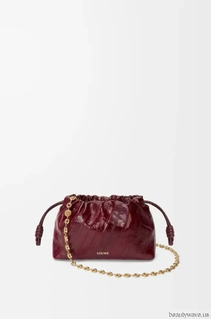 Tra tutte le nuove borse di design, le donne eleganti continuano a tornare a questo stile senza tempo e anti-tendenza.