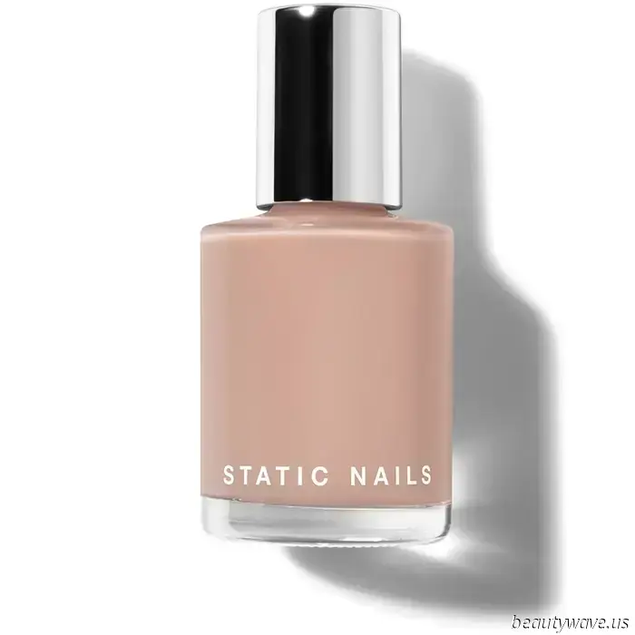 ¿Avena, Almendra o Fresa? Los Mejores Tonos de Esmalte de Uñas Lechoso para una Manicura de Verano a la Moda