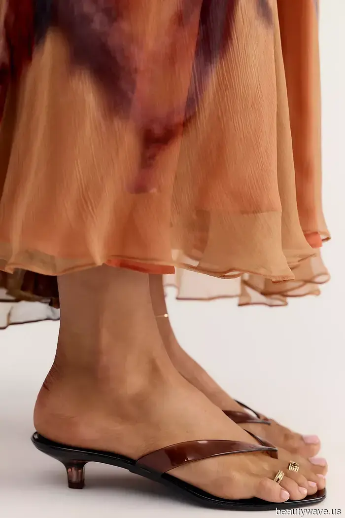 "They May Be Unattractive, Yet I'm Still Eager for a Pair"—A Fashion Editor Shares Her Thoughts on Iris'…