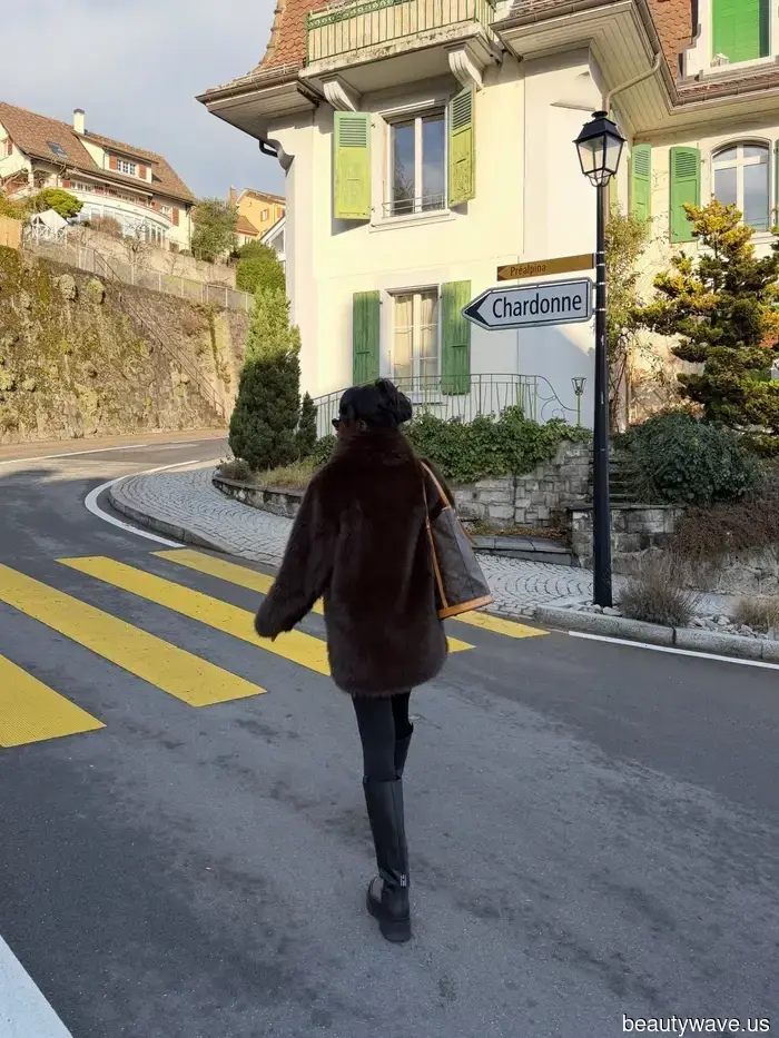 My friend inquired about how I manage to dress stylishly in such cold weather—these 7 chic pieces are the key.