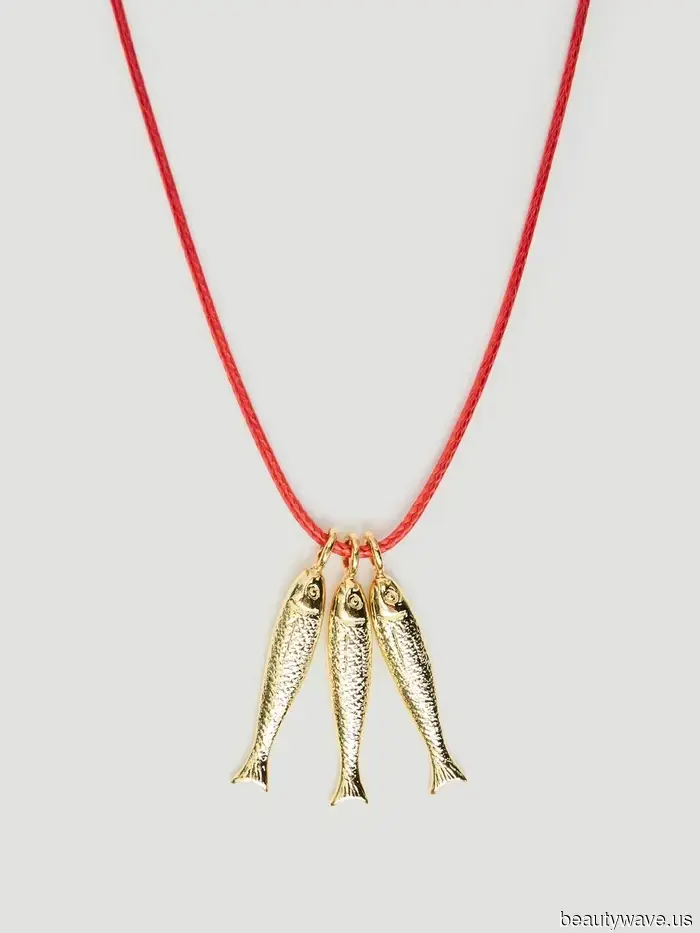Improvvisamente, i più eleganti vestitori di Londra, Madrid e Capri hanno scambiato le perle per questa tendenza di gioielli molto più alla moda.