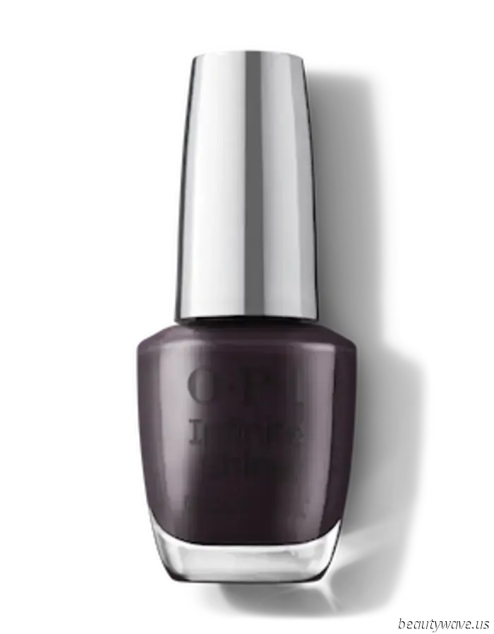 No es burdeos — este inesperado color de uñas de OPI está en las manos más elegantes de cara al invierno.