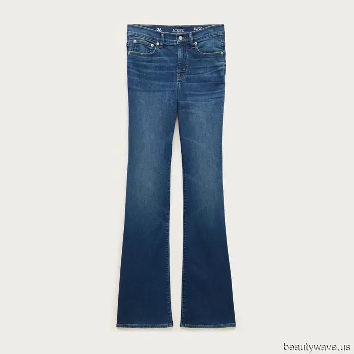 Coole Mode-Mädchen, die in L.A. leben, wählen dieses auffällig ähnliche Y2K-Grundstück über Skinny Jeans.