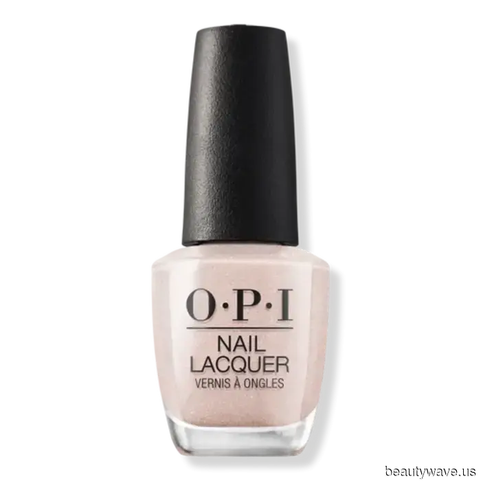 Certo, le unghie moody sono chic, ma questa manicure eterea porta l'eleganza a un livello superiore.