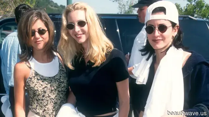 I discovered the 2026 version of the chic white sneakers that Jennifer Aniston wore with leggings back in the '90s.