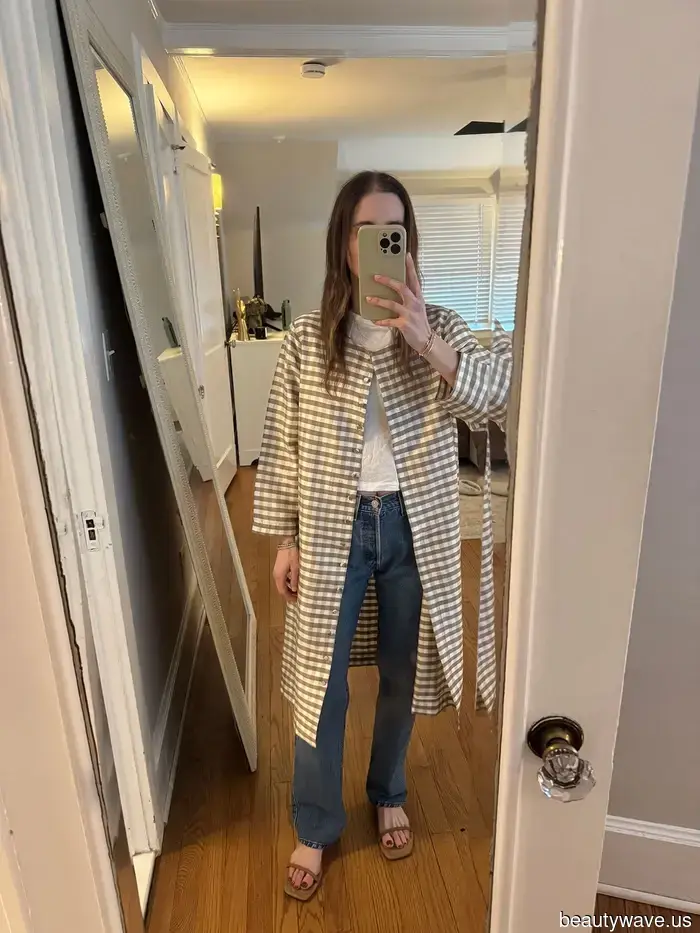 Soy una mamá fashion que trabaja en Nueva York&mdash;Estos son los tops elegantes que uso con jeans y pantalones.